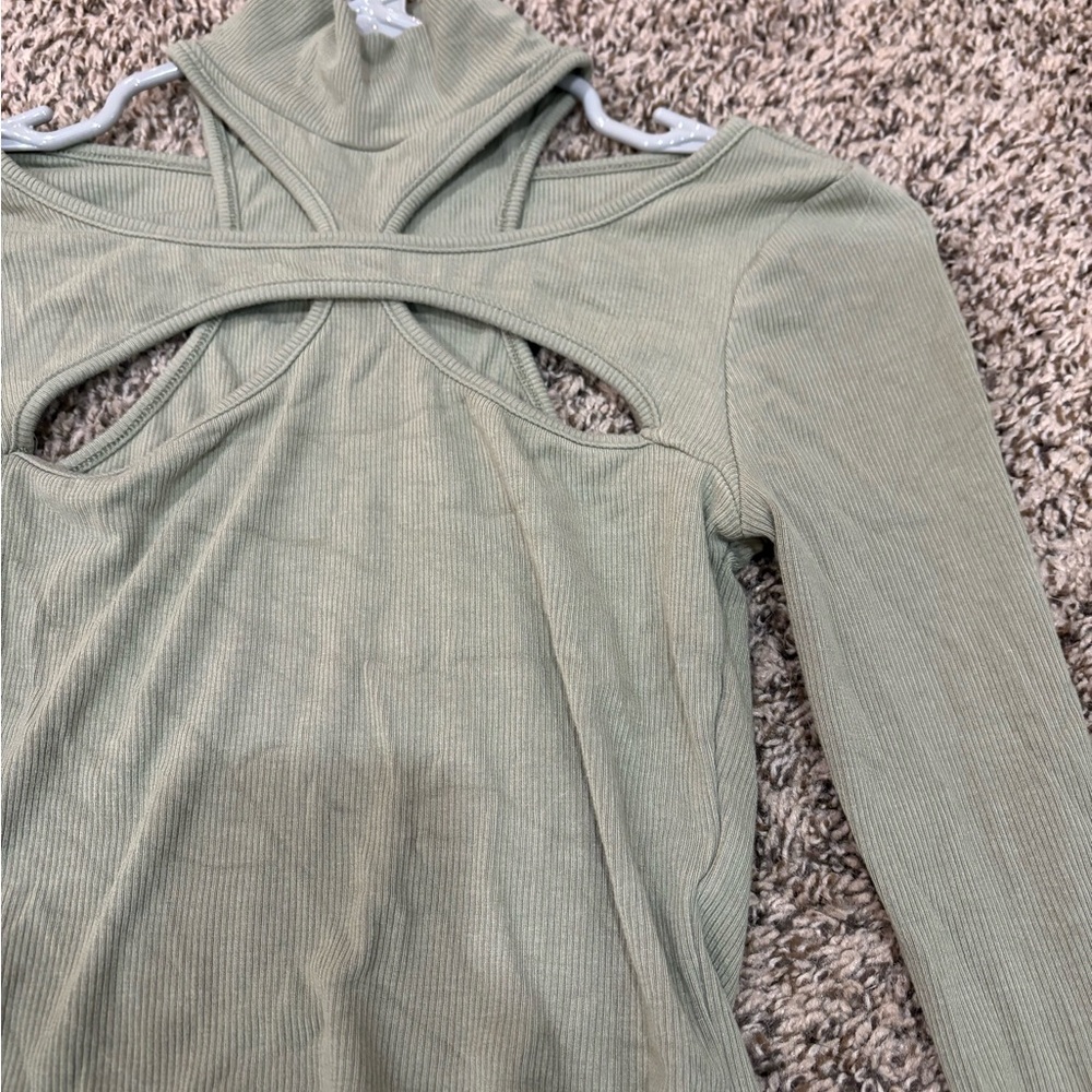 H:ours • Alyson Cutout Top in Green - Picture 3 of 5